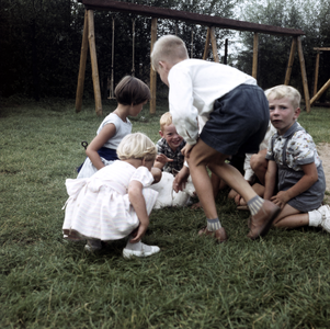 859601 Afbeelding van de kinderen Elly, Elsje, Harm Jan en Hans in de speeltuin De Pan aan de Prof. Dr. Magnuslaan te ...